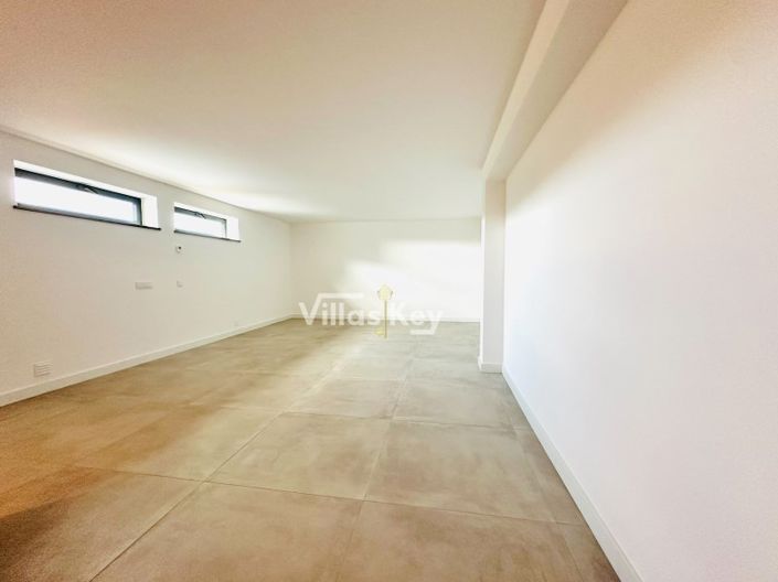 Image No.32-4 Bed House for sale