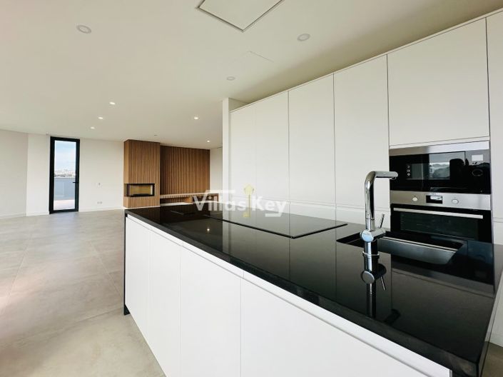 Image No.8-4 Bed House for sale