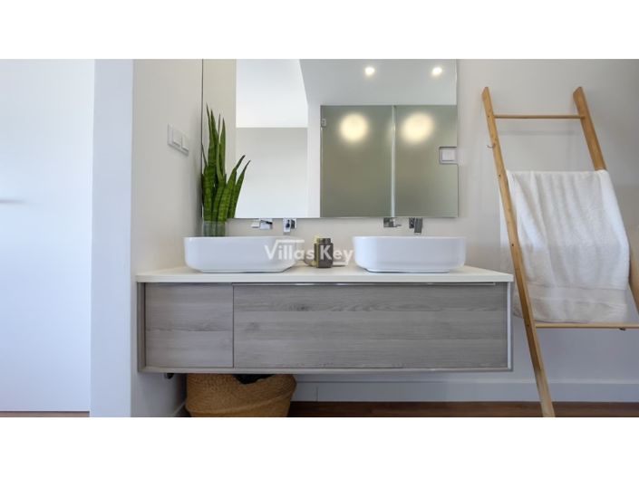 Image No.32-2 Bed House for sale