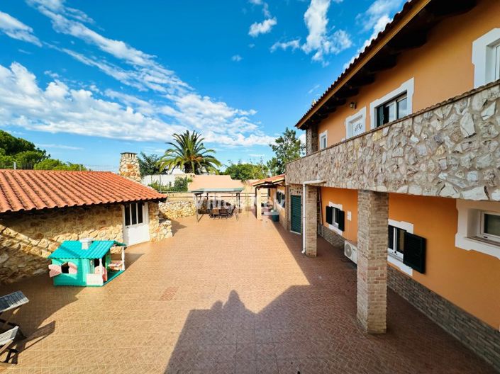 Image No.12-8 Bed Farmhouse for sale