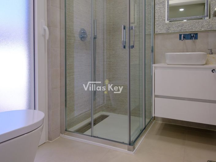 Image No.18-4 Bed House for sale