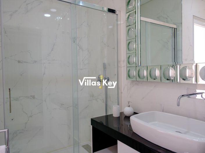 Image No.30-4 Bed House for sale