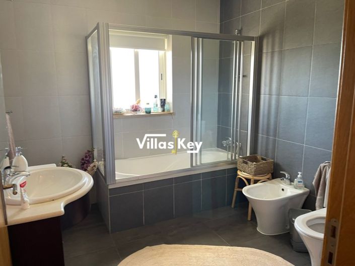 Image No.25-4 Bed House for sale