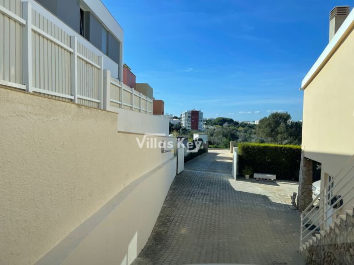 Image No.4-4 Bed House for sale