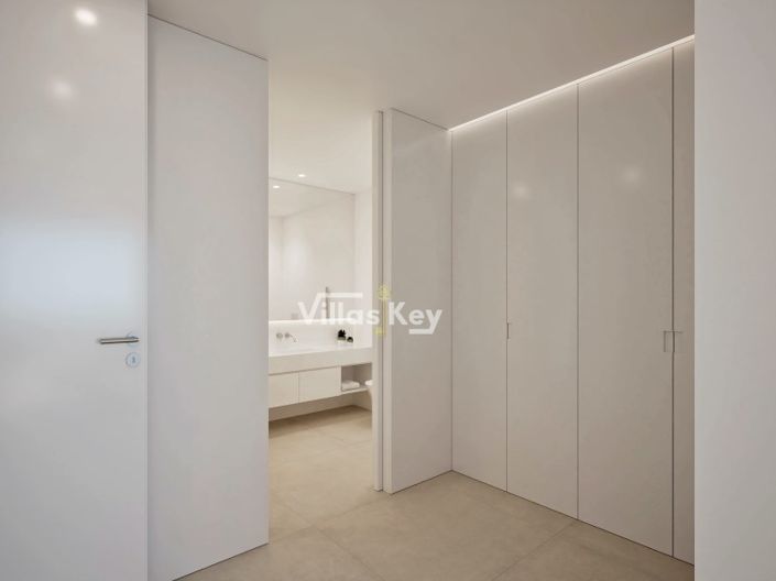 Image No.19-4 Bed House for sale