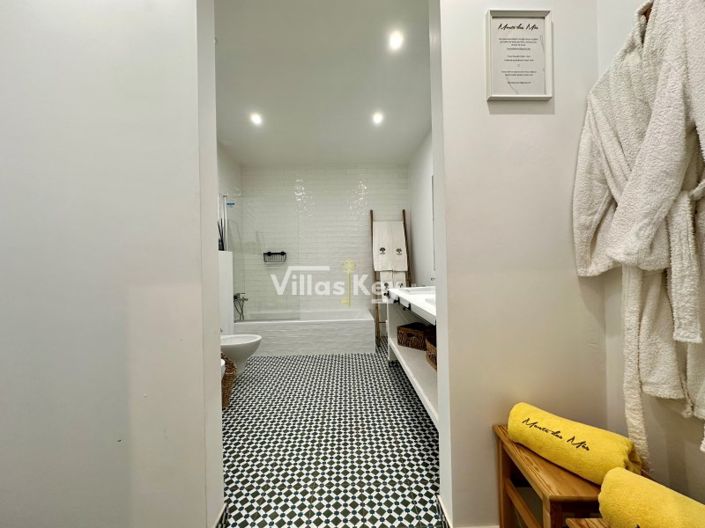 Image No.59-5 Bed Farmhouse for sale