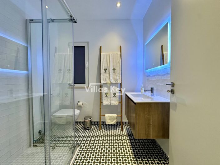 Image No.69-5 Bed Farmhouse for sale