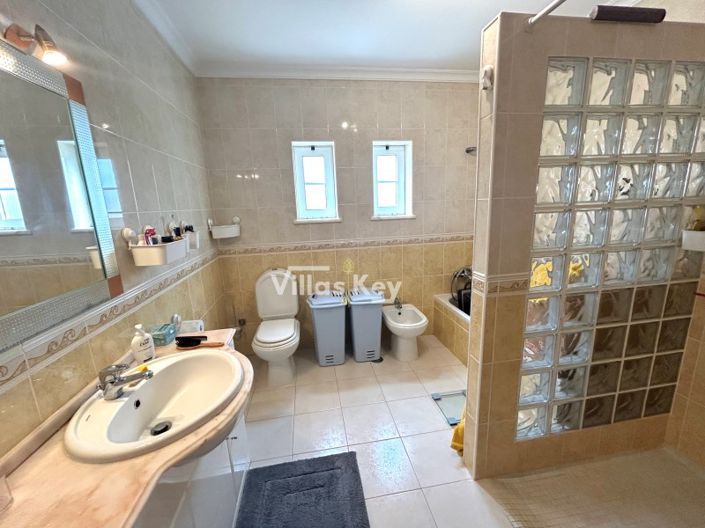 Image No.26-4 Bed House for sale