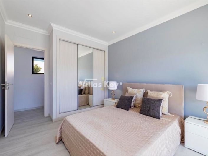 Image No.22-4 Bed House for sale