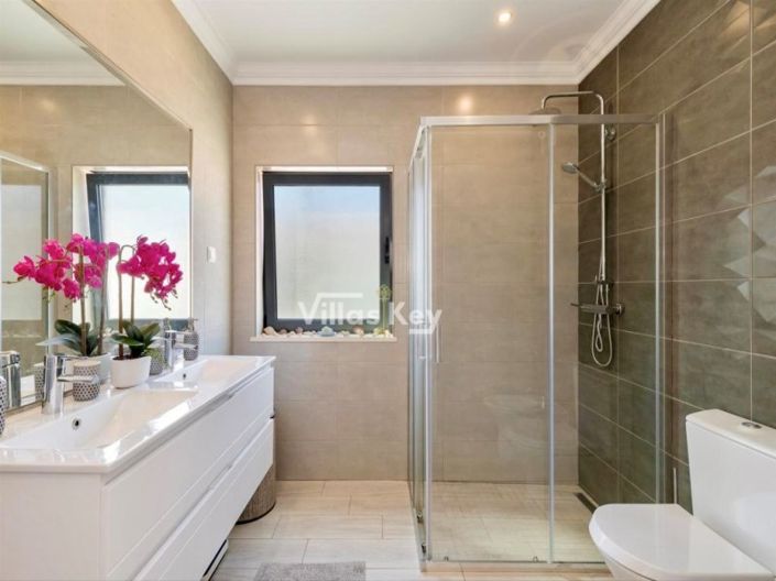 Image No.25-4 Bed House for sale