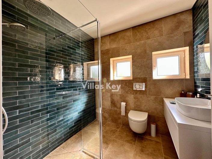 Image No.25-4 Bed House for sale