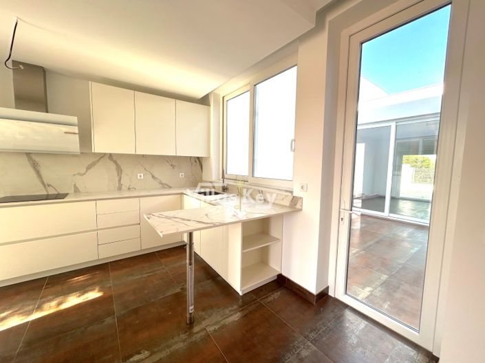 Image No.10-3 Bed House for sale