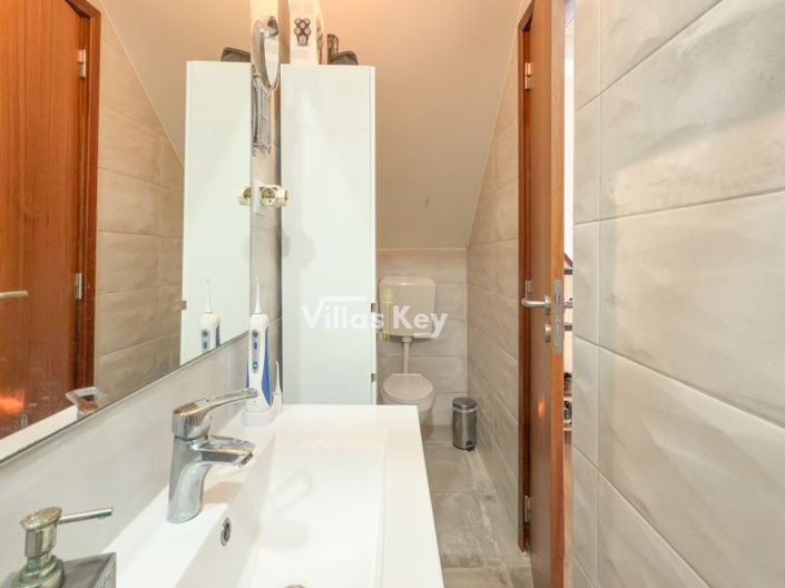 Image No.9-2 Bed House for sale