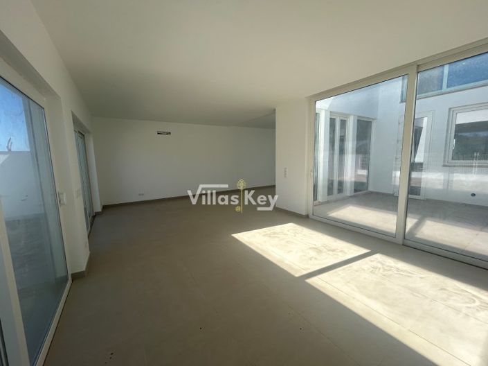 Image No.17-3 Bed House for sale