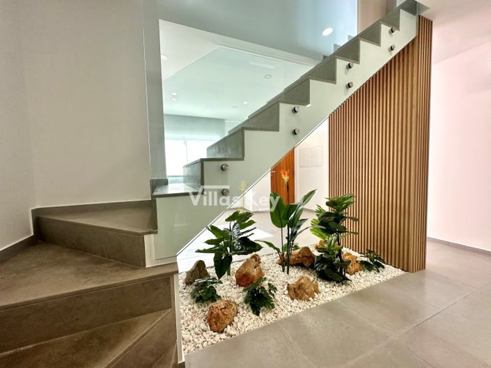 Image No.12-6 Bed House for sale