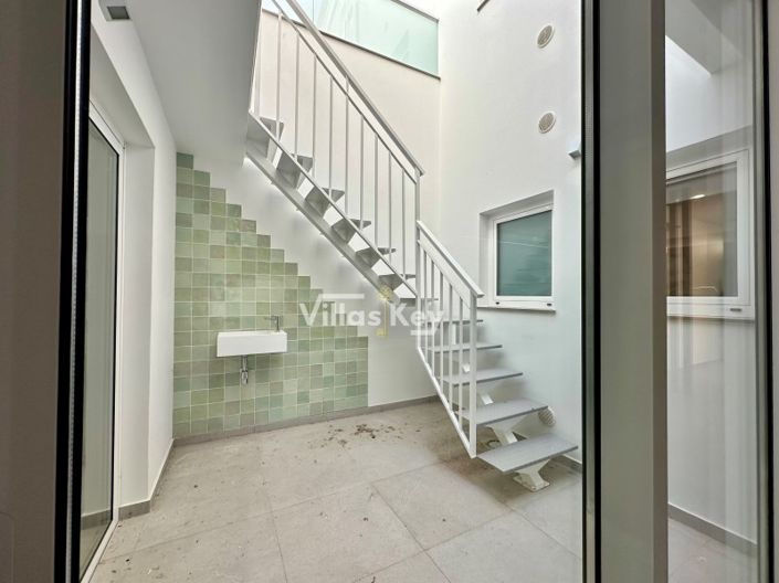 Image No.14-6 Bed House for sale