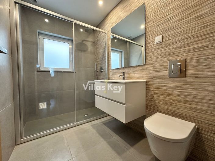 Image No.16-6 Bed House for sale