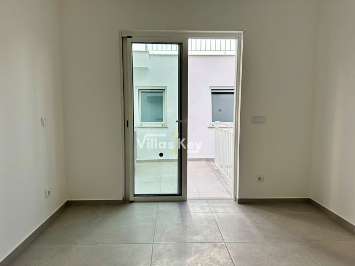 Image No.18-6 Bed House for sale