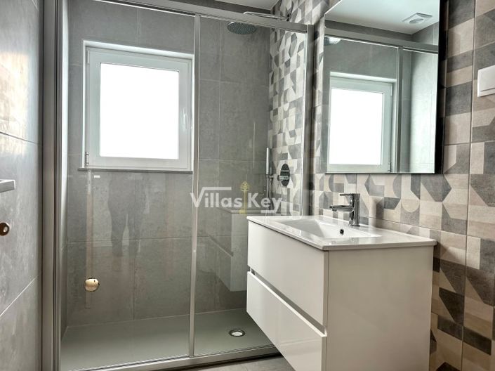 Image No.24-6 Bed House for sale