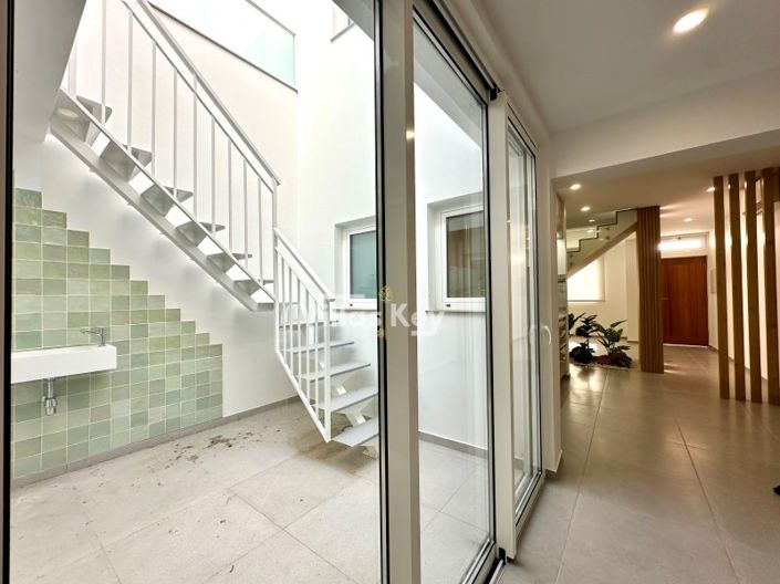 Image No.28-6 Bed House for sale