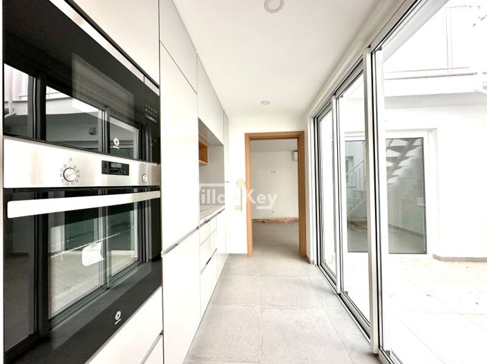 Image No.4-6 Bed House for sale