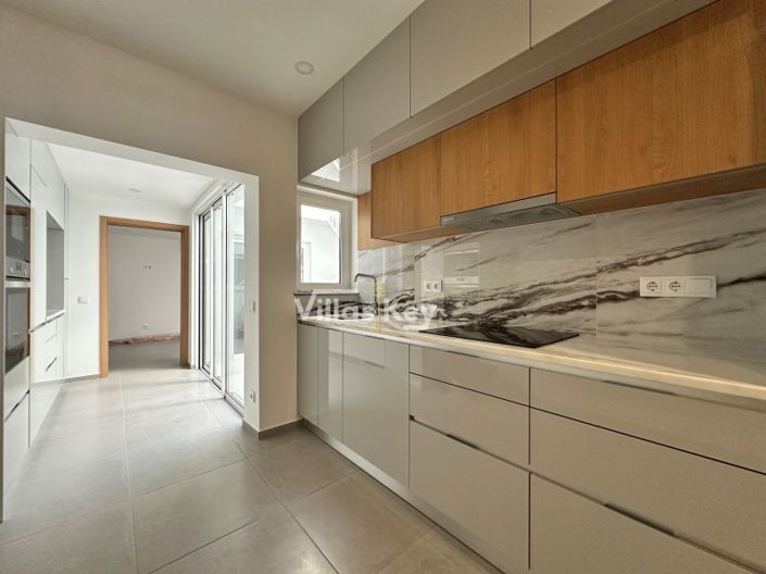 Image No.5-6 Bed House for sale