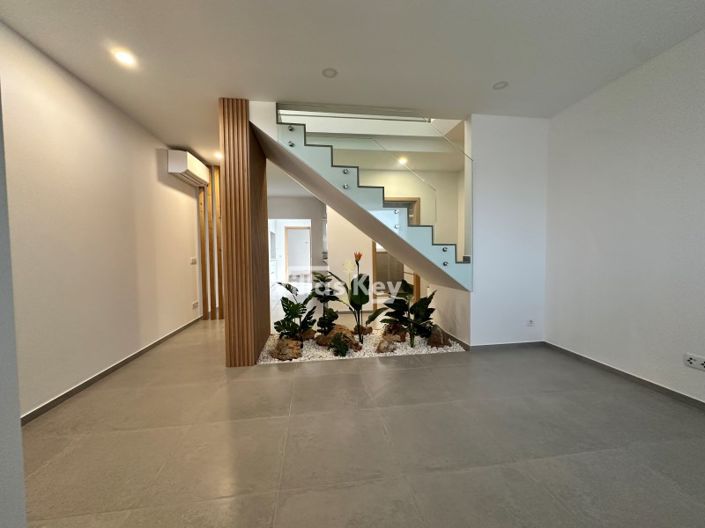 Image No.8-6 Bed House for sale