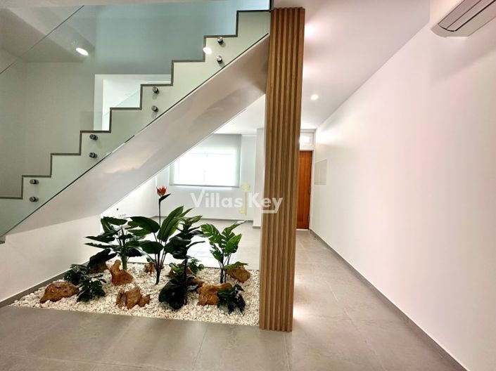 Image No.9-6 Bed House for sale