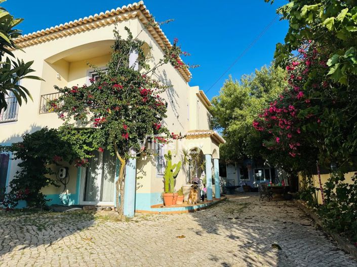 Image No.1-4 Bed House for sale