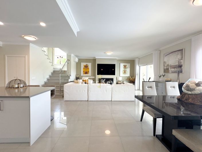 Image No.9-4 Bed House for sale