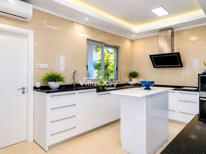 Image No.10-3 Bed House for sale