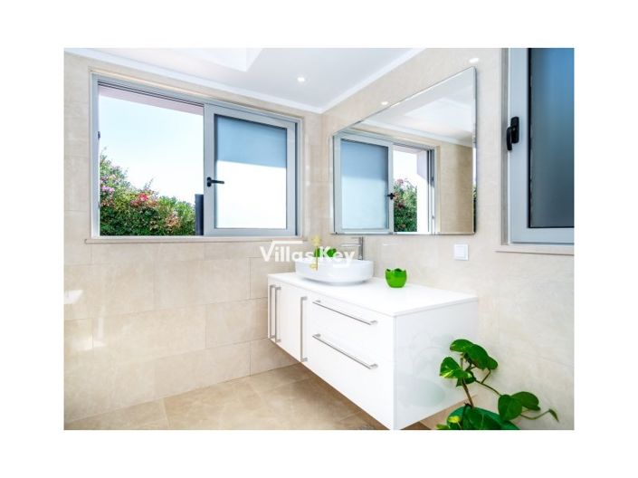 Image No.12-3 Bed House for sale