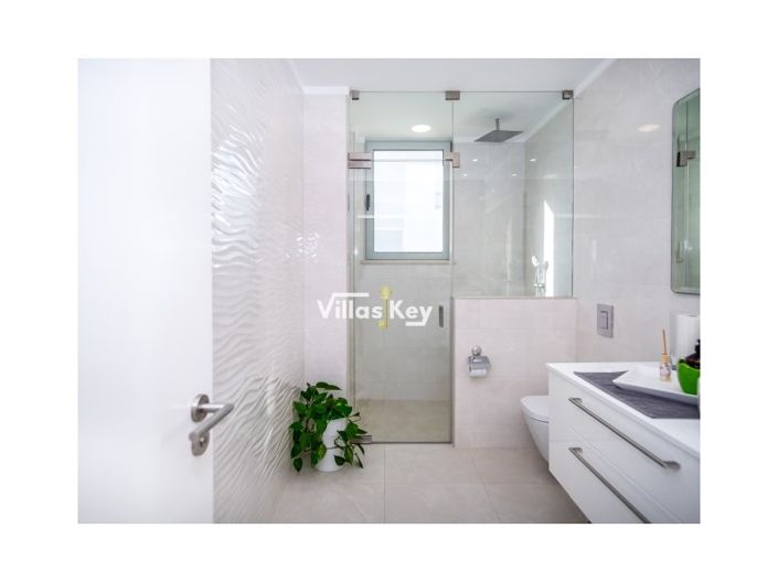 Image No.18-3 Bed House for sale