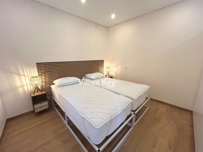 Image No.24-7 Bed House for sale