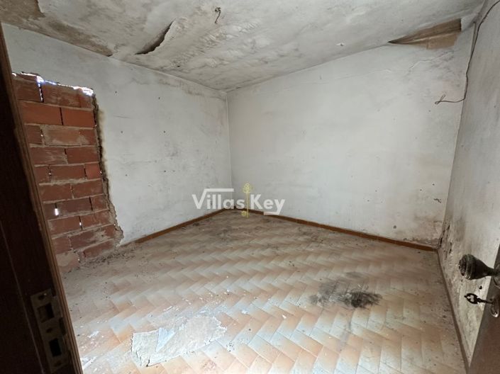 Image No.8-4 Bed House for sale