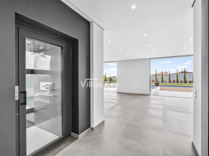 Image No.15-4 Bed House for sale