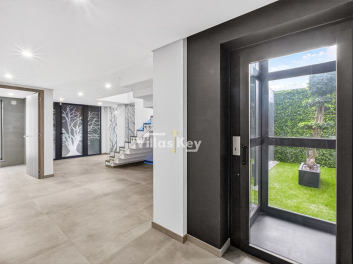 Image No.17-4 Bed House for sale