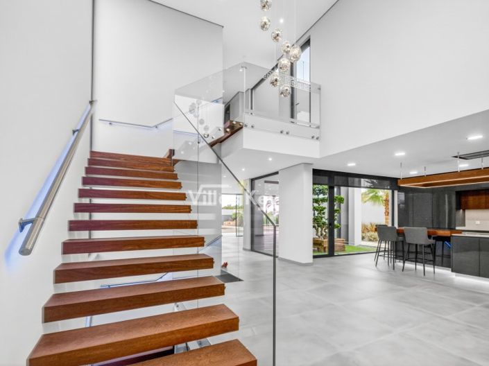 Image No.18-4 Bed House for sale