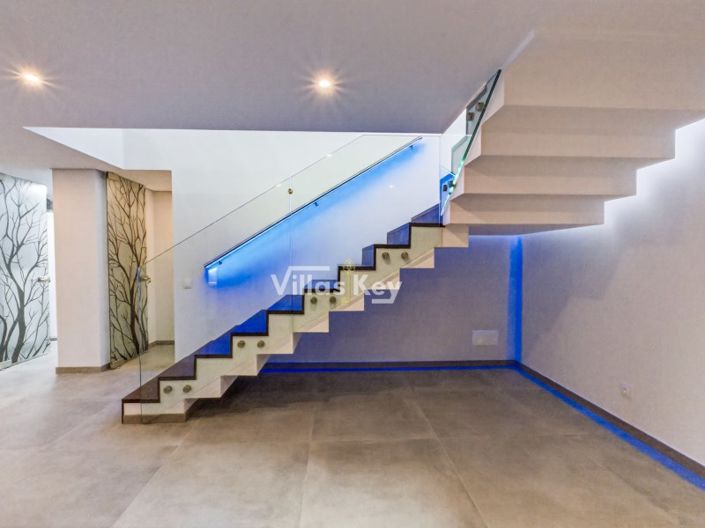 Image No.20-4 Bed House for sale