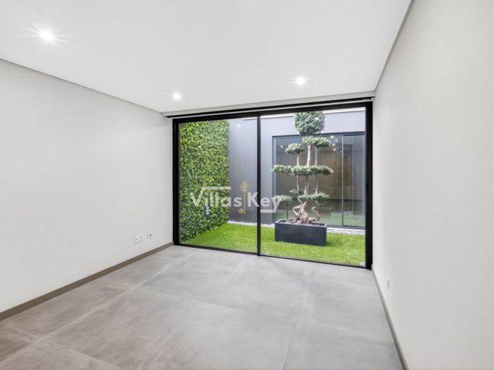 Image No.28-4 Bed House for sale