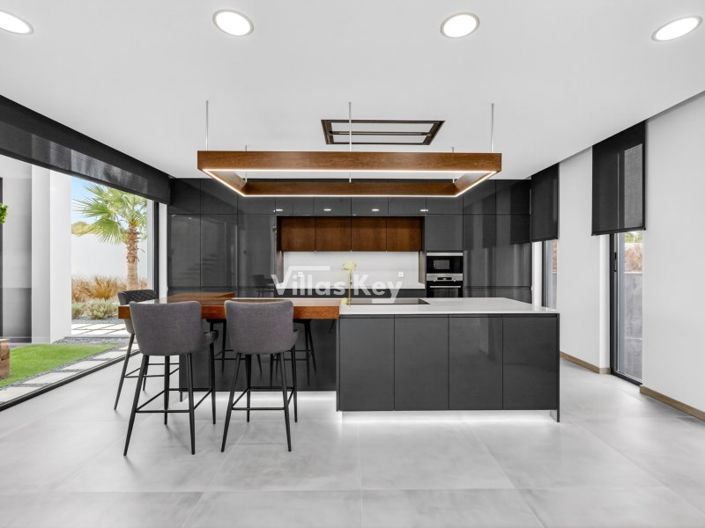 Image No.6-4 Bed House for sale