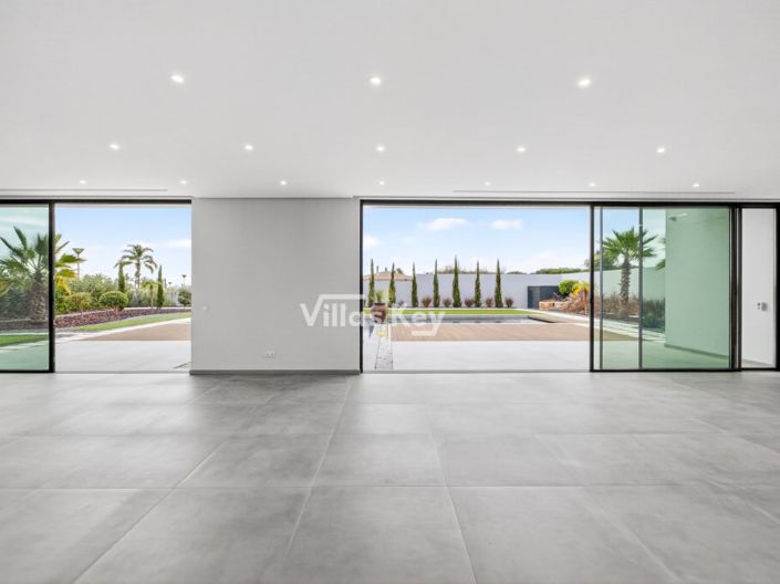 Image No.8-4 Bed House for sale