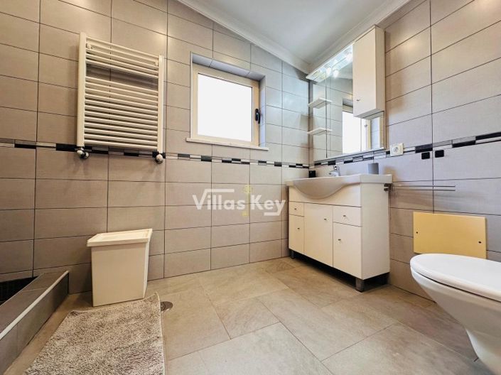 Image No.12-4 Bed House for sale