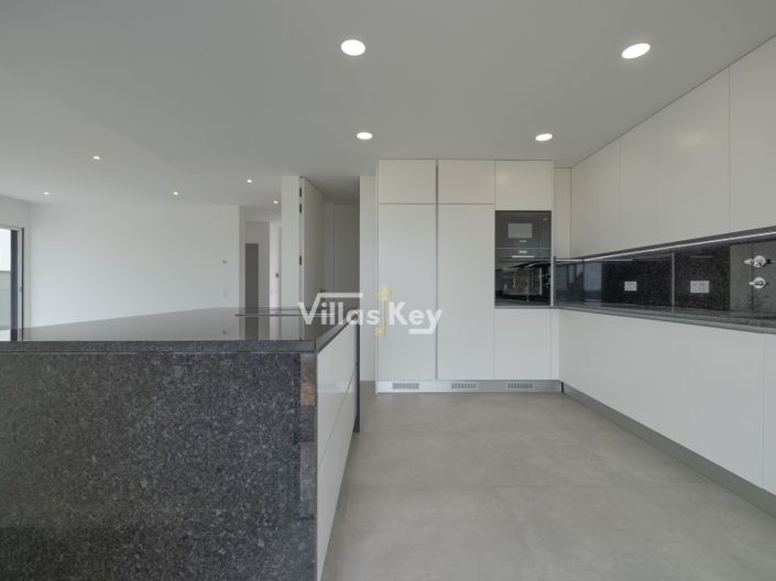 Image No.6-3 Bed House for sale