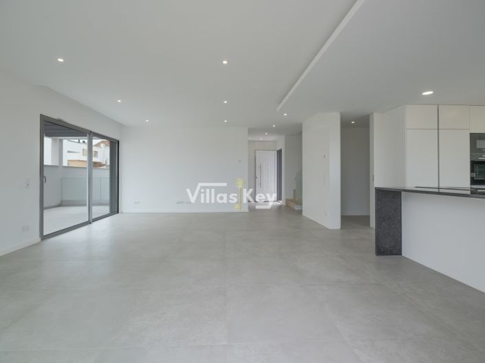 Image No.7-3 Bed House for sale