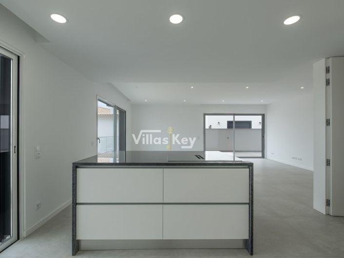 Image No.10-3 Bed House for sale