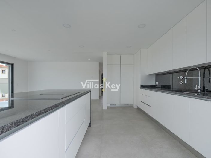 Image No.11-3 Bed House for sale