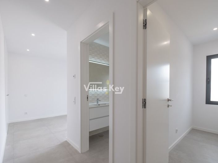 Image No.19-3 Bed House for sale