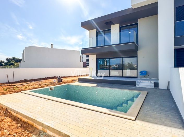 Image No.1-4 Bed House for sale