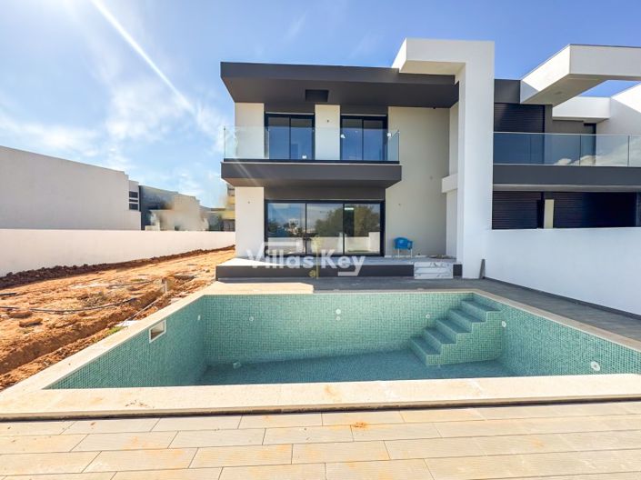 Image No.2-4 Bed House for sale